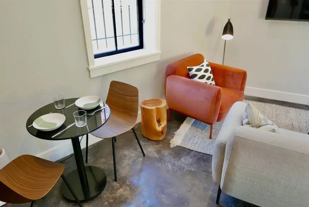 The Chic Carriage House in Shaw! Sleeps 2