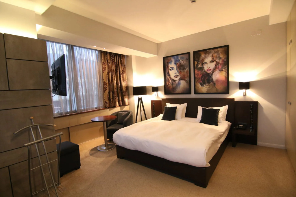 Queens Hotel - Zebra Centre