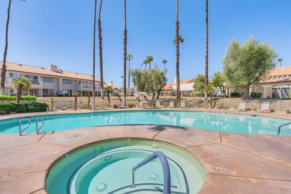 In Golf Course Community: Palm Desert Escape!