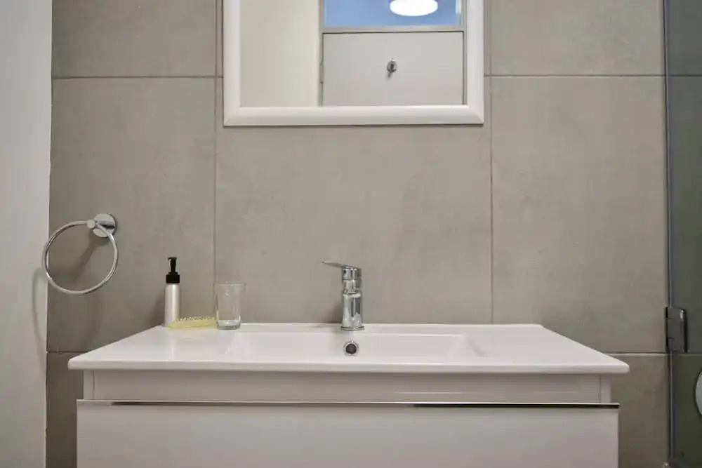 Sunny 2 Bedroom Apartment by The Company's Gardens
