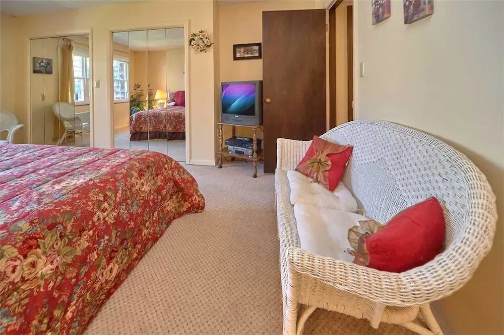 Alone at Last 2 Bedroom Home with Fireplace