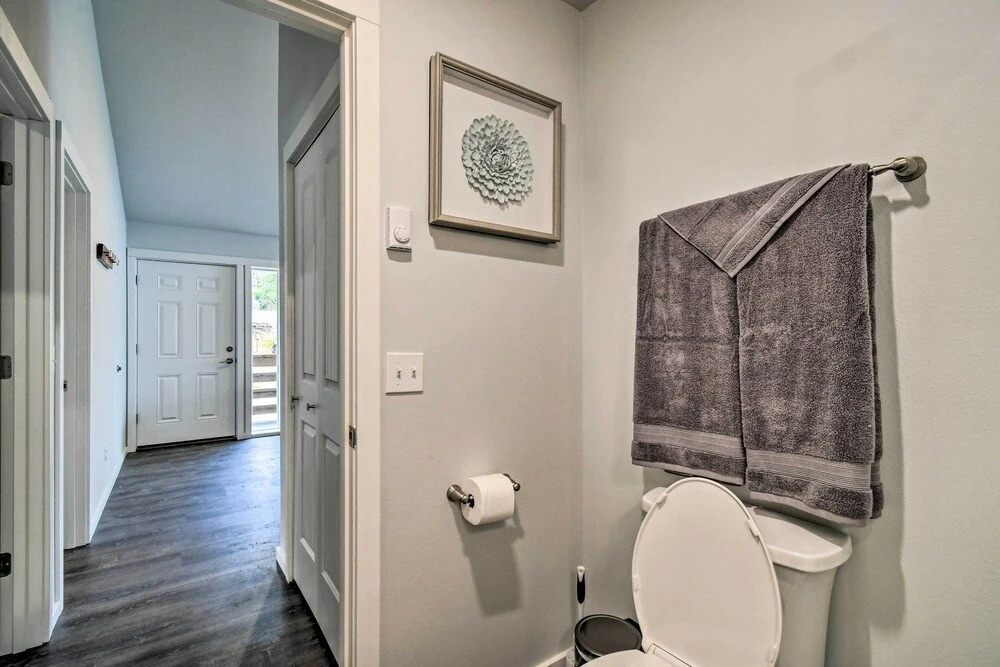 Cozy Cottage on the Coast Near Downtown Westport!