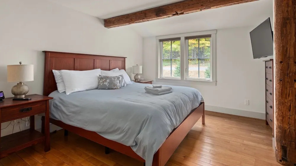 Mad House Rentals 10 Bedroom Lodge by RedAwning