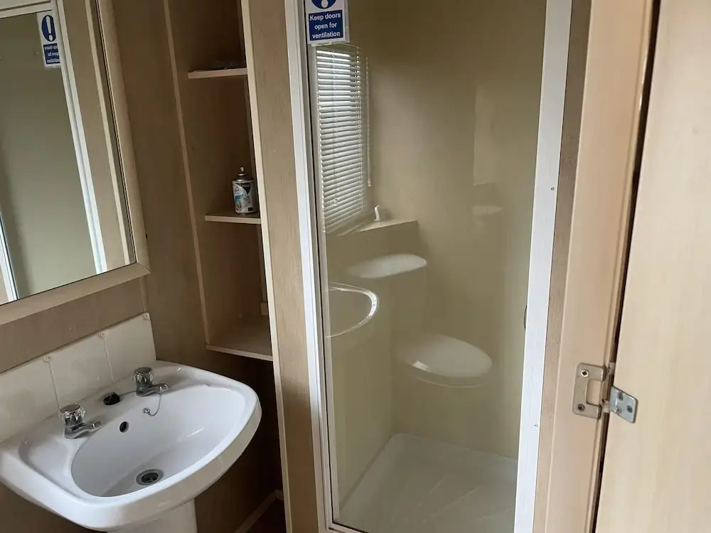 4 Bed Lodge Sleeps 8 - Pet Friendly, Parking