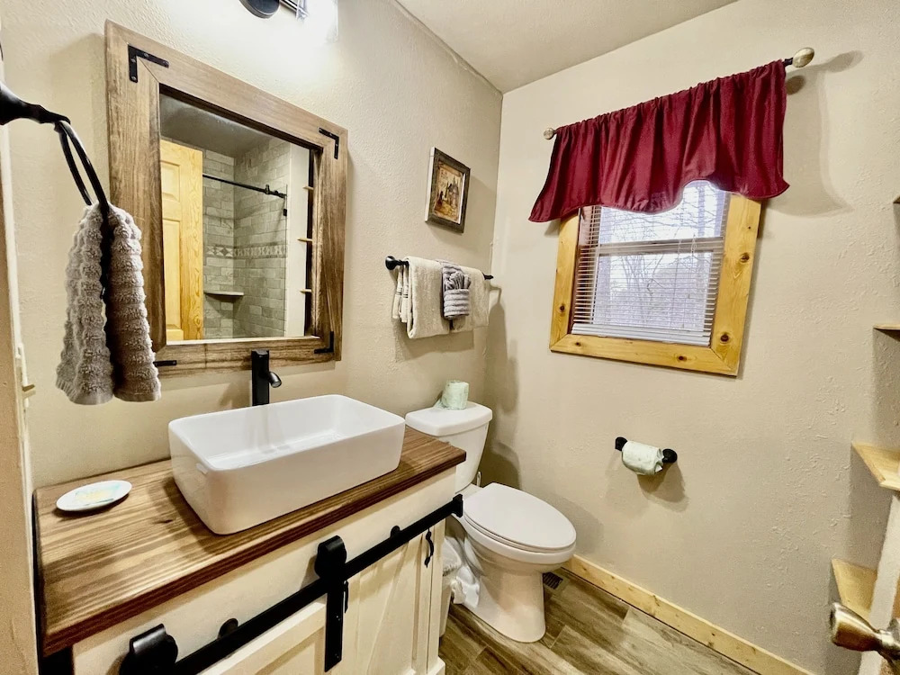 Picture Perfect 2 Bedroom Cabin by RedAwning