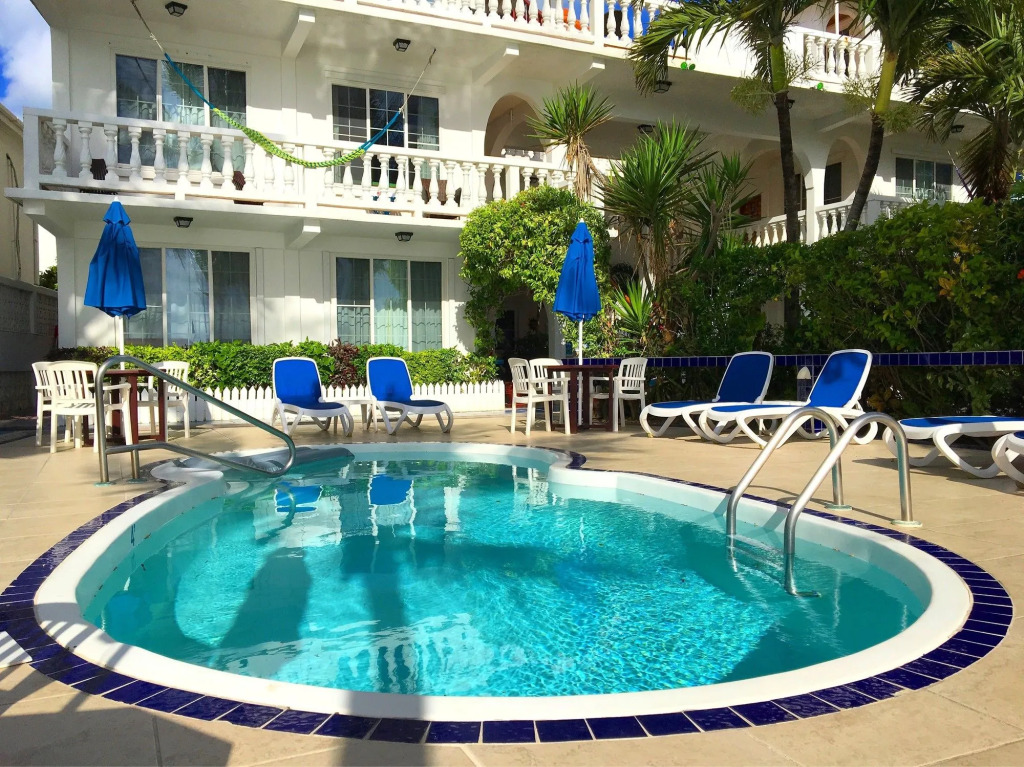 Blue Tang Inn - Beachfront Suites and Pool