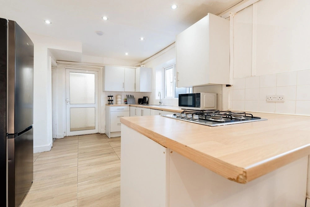 5 min to Heathrow Sleeps 15 Free Parking For 2