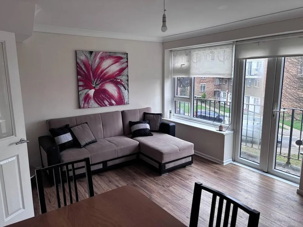 Spacious 2-bed Apartment in Hornchurch