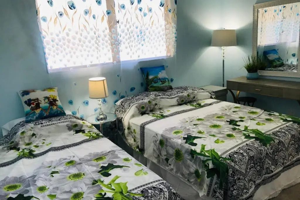 Waikiki 2 Bedrooms, 1 Bath, Free Parking, Sleep 6