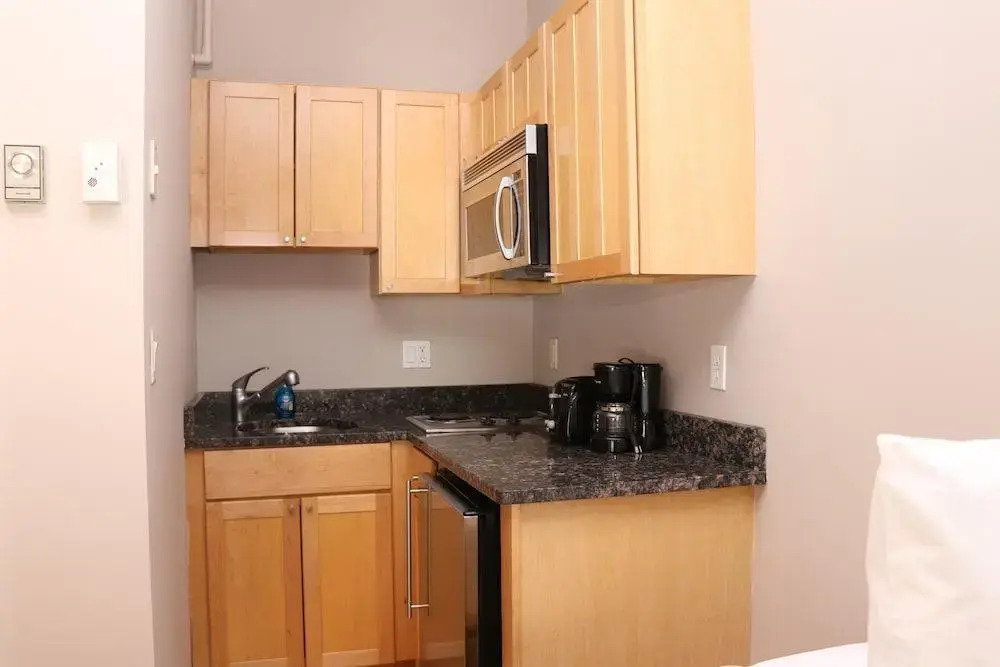 Maverick Suites at 402 Columbus Ave