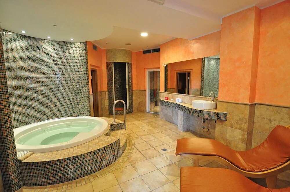 Leo Hotel