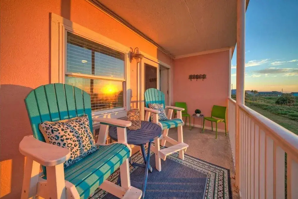Oceanfront Condo w/ Private Balcony Pool + Tennis Bubbly Blew by Avantstay