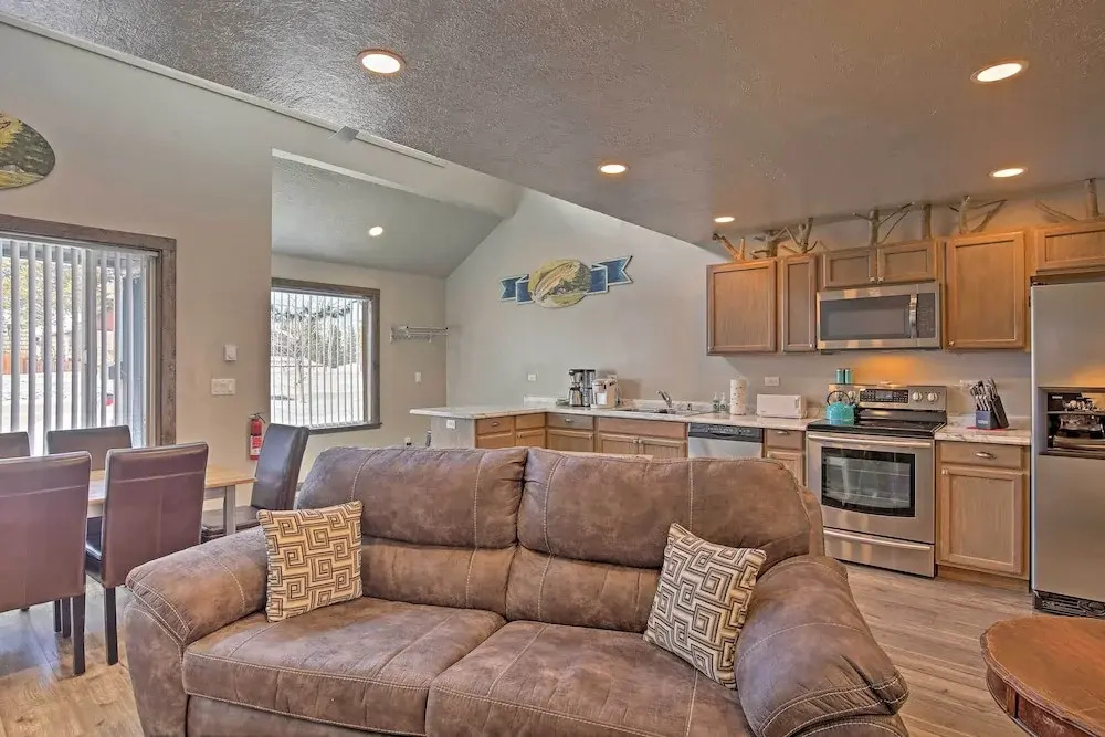 Charming Home - 1 Mi to Yellowstone National Park!