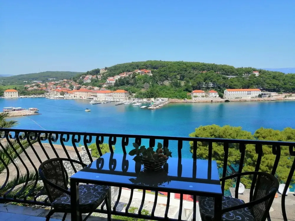Apartments and Room Caric
