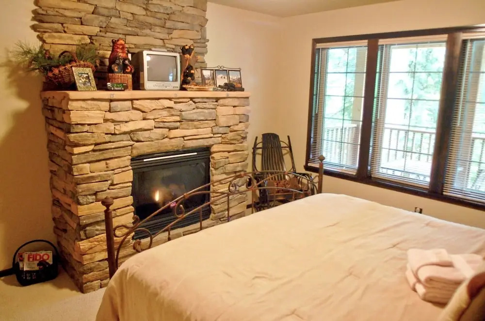 Glacier Springs Cabin 89 Cedar and Log Cabin Close to Skiing and Hiking