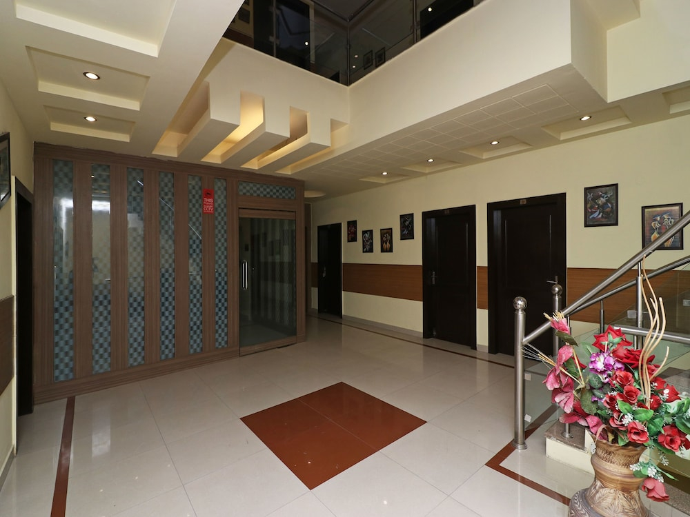 OYO 389 Hotel Applee Inn