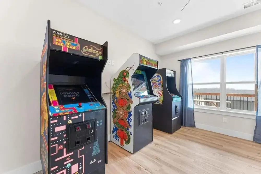 Modern Getaway w Hot Tub Arcade Stunning Views