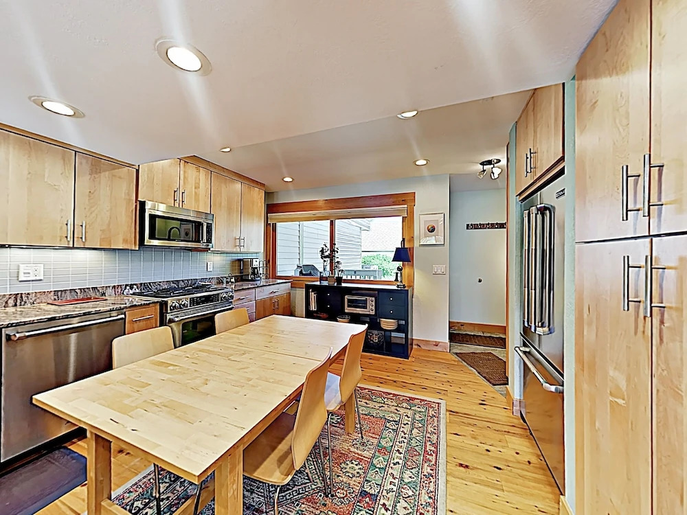 New Listing! Private Hot Tub, Walk To Sundance 2 Bedroom Condo