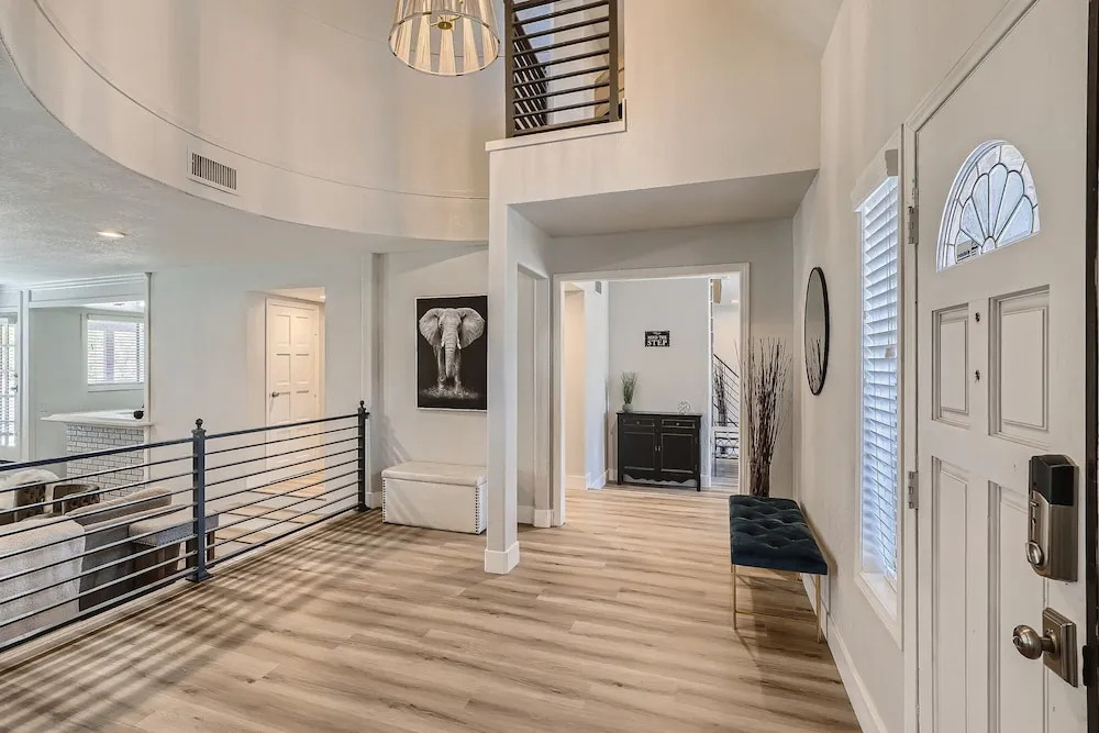 Lux life! Central location for business or play