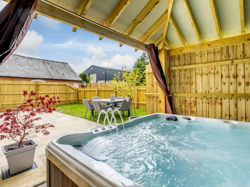 City to Country Retreat Luxury Cottage with Hot Tub