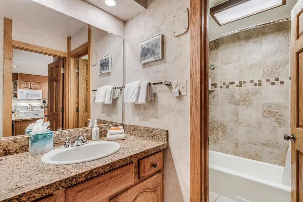Laurelwood Condominiums Studio Premier Unit 407