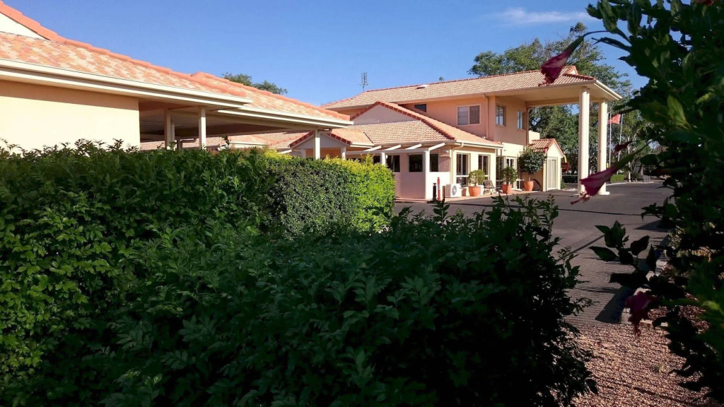 Country Roads Motor Inn
