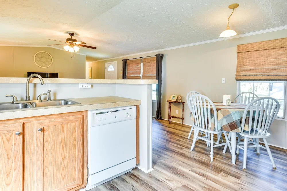 Supply Cottage w/ Deck < 2 Mi to the Beach!