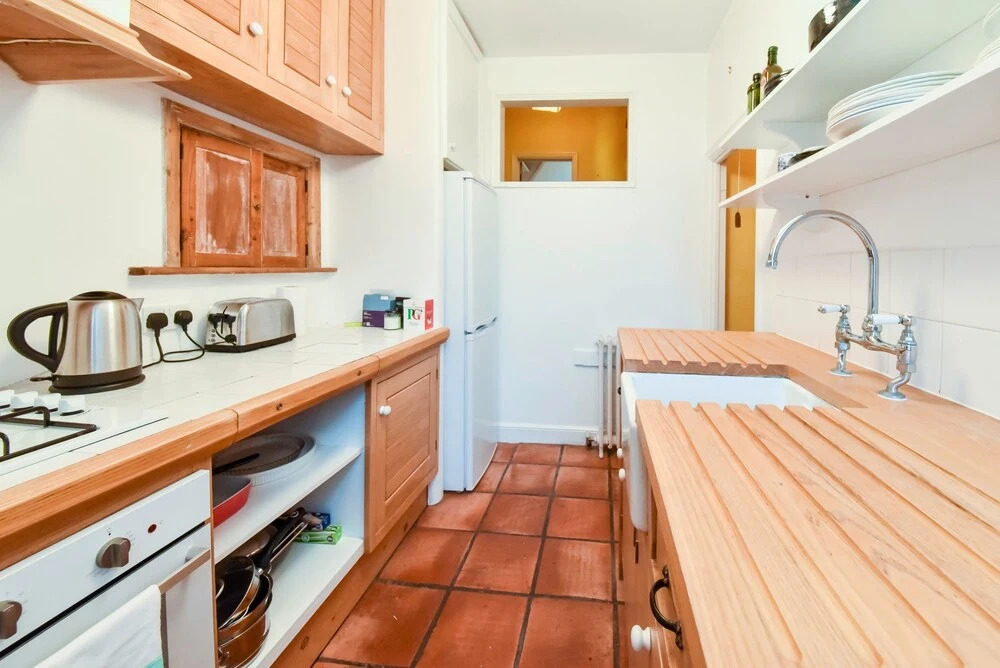 2 Bedroom Top Floor Flat Near Willesden Green
