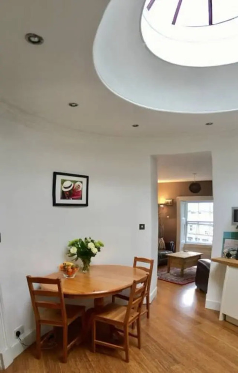 1 Bedroom New Town Flat Near City Centre Sleeps 2