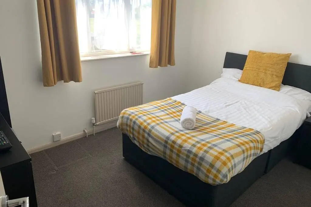 'The Rockingham' 4 double beds, Netflix TVs, WIFI, parking