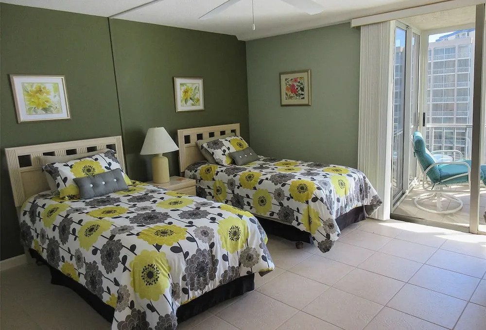 Creciente 712N by RedAwning