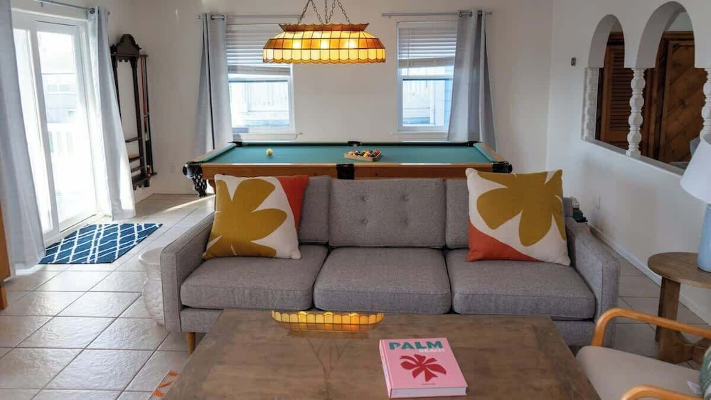 Fun Retro Island Vibe - Sleeps 17 - Beach 1 Block