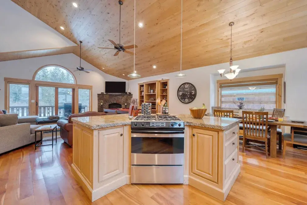 5 Mins to Ski Resort Ping Pong, Pool Table, Deck Donner Ridge by Avantstay