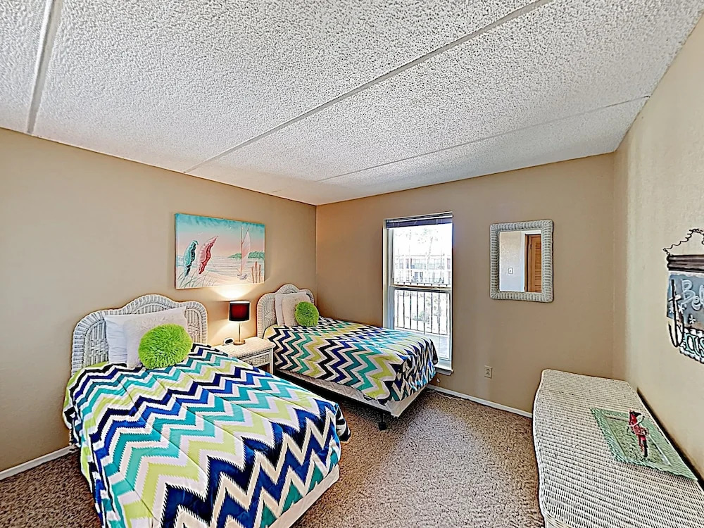 New Listing! Isle Gem: Pools, Spa - 2 Mins to Sand condo