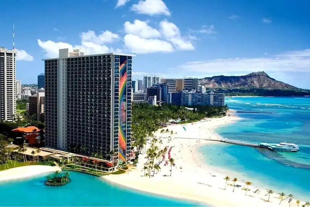 Room in Holiday House - Hgvc Hawaiian Village Resort & Spa, Hot Tub, Pool!