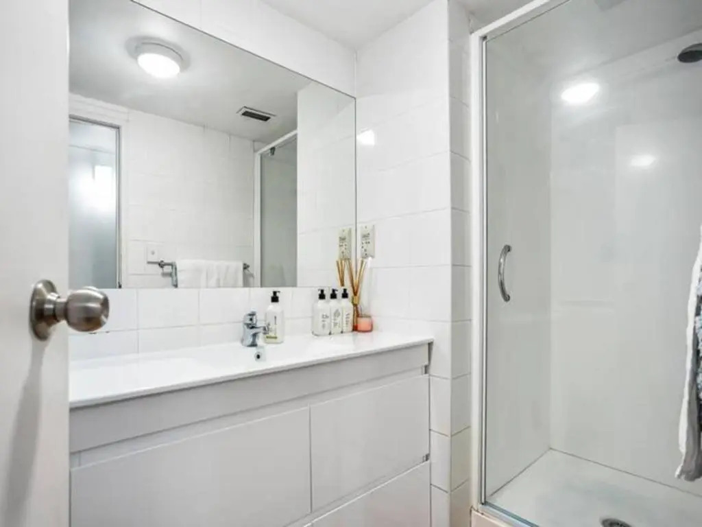 Lovely 2-Bedroom Apartment with Free Parking