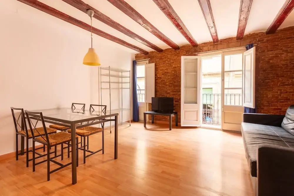 Old Town Apartment With Balcony And Wifi