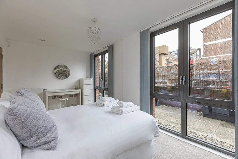 Stylish 2-bed flat w/ terrace in South East London
