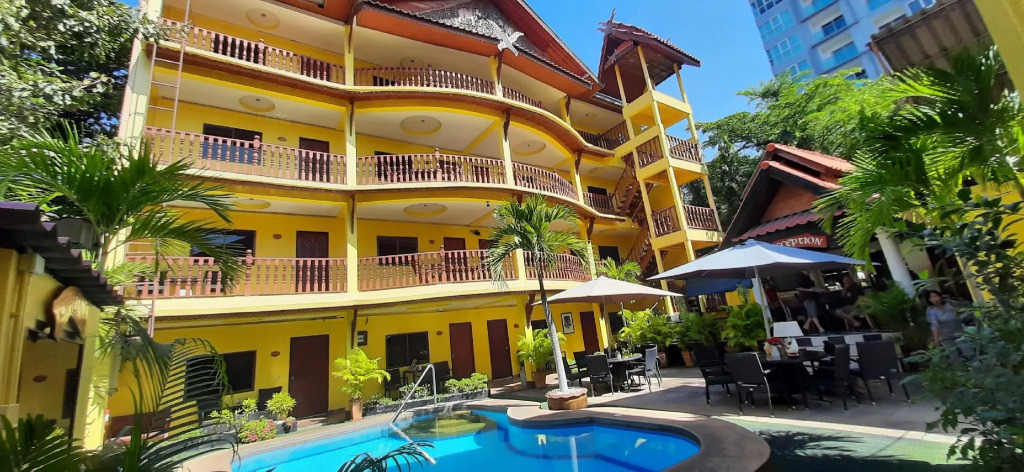 Phratamnak Inn Hotel & Guesthouse - 100 mtr from the beach