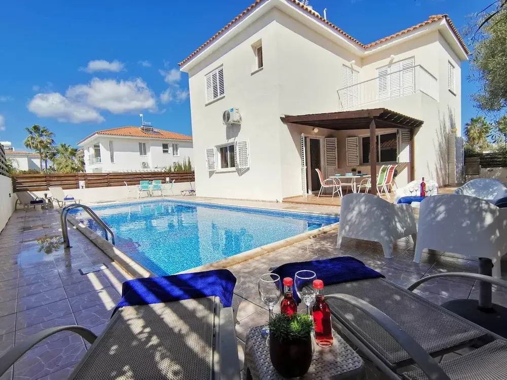 Sobella Villa - 3 Bedroom Villa With 10 x 4 Pool
