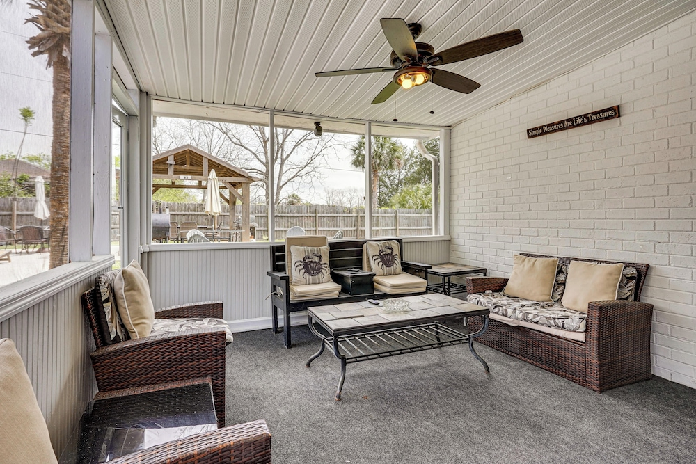 Spacious Charleston Home: Only 3 Mi to Folly Beach