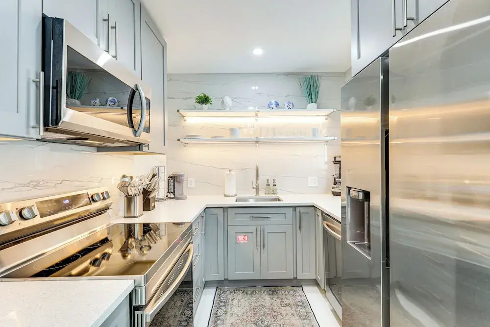 1 Mi to Las Olas Eats! Modern Apt w/ Shared Patio