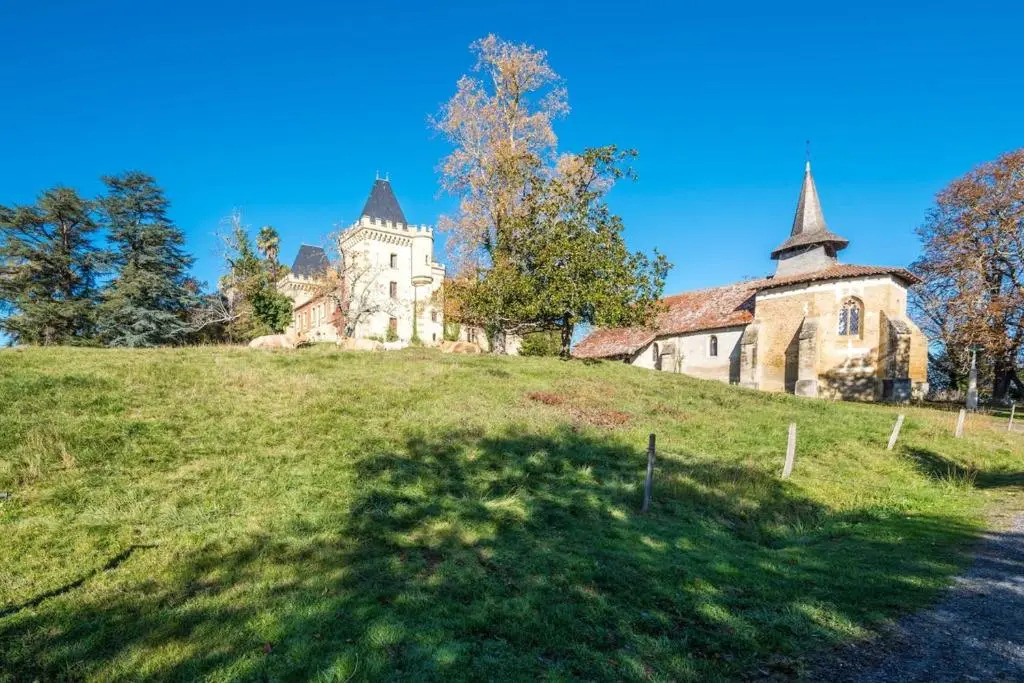 Maison de 2 chambres avec terrasse amenagee et wifi a Monlaur Bernet
