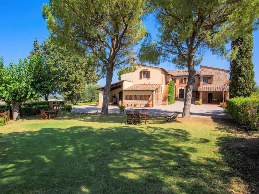 Flat with shared pool and air conditioning