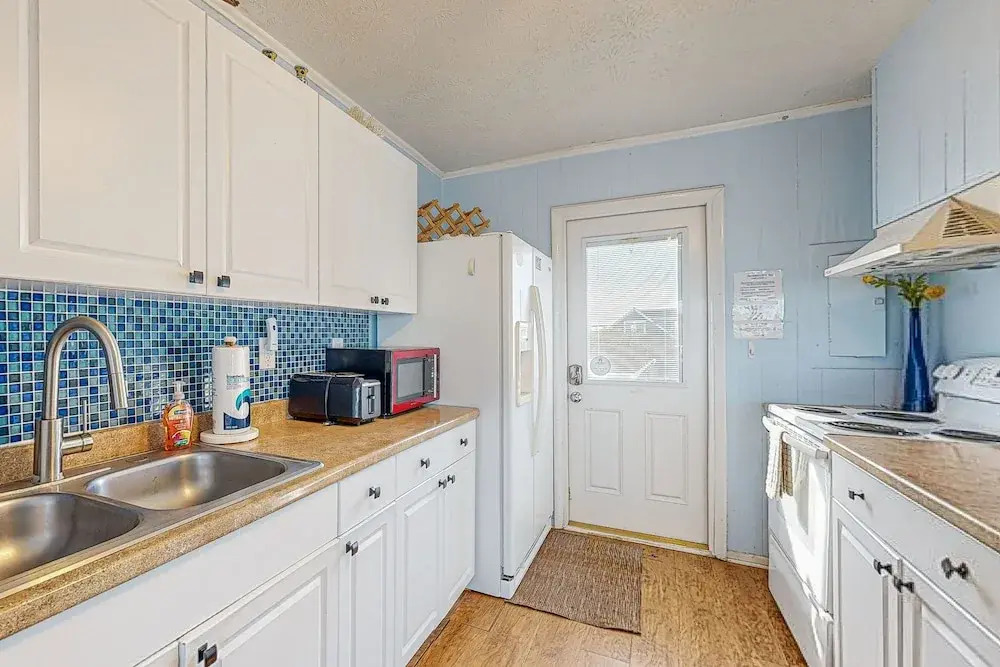 Serene 2-level Home With Wifi & Deck - Walk to Beach, 1 dog Welcome
