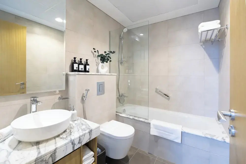 Lux 2BR Aykon Escape in Business Bay