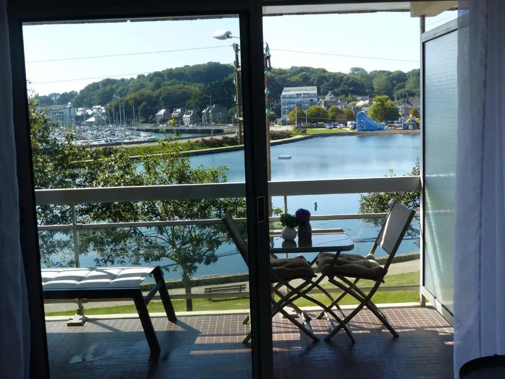 studio exposé plein sud vu sur le port de plaisance