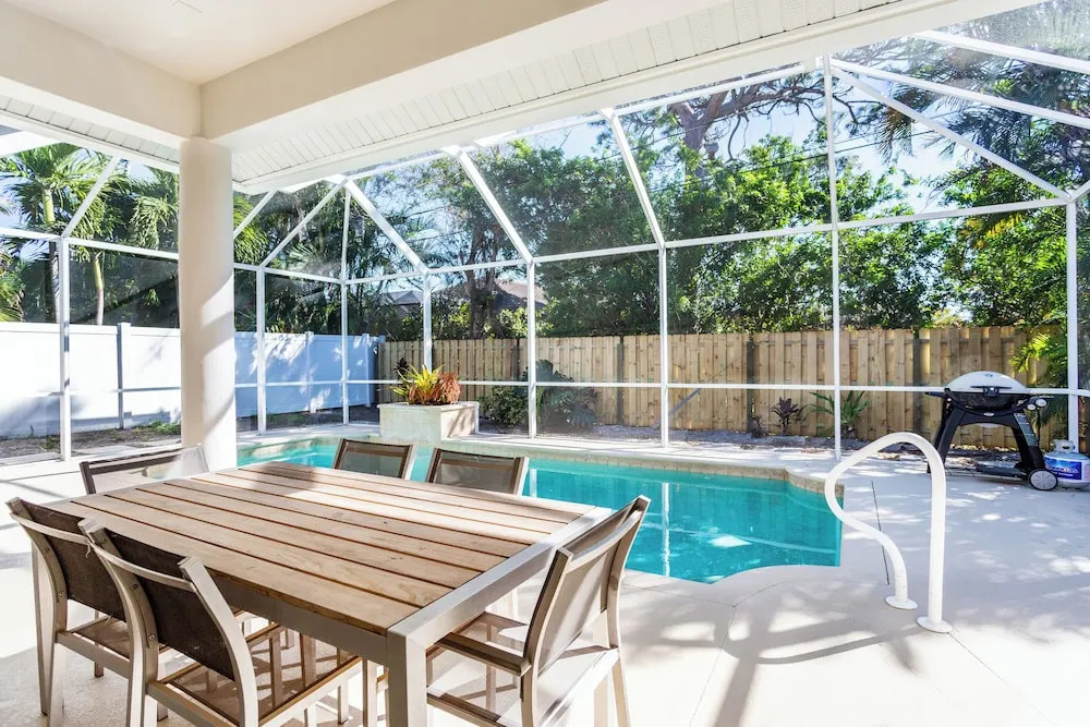 Imola: Newly Remodeled Pool Home Minutes from Vanderbilt Beach. Family-Friendly Retreat with 4 BR, 3.5 Bathrooms, and Private Screened Pool. Perfect Location Near Mercato and Naples Attractions