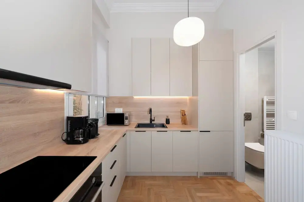 Spacious & Stylish Athens Apartment - Walk To Metro