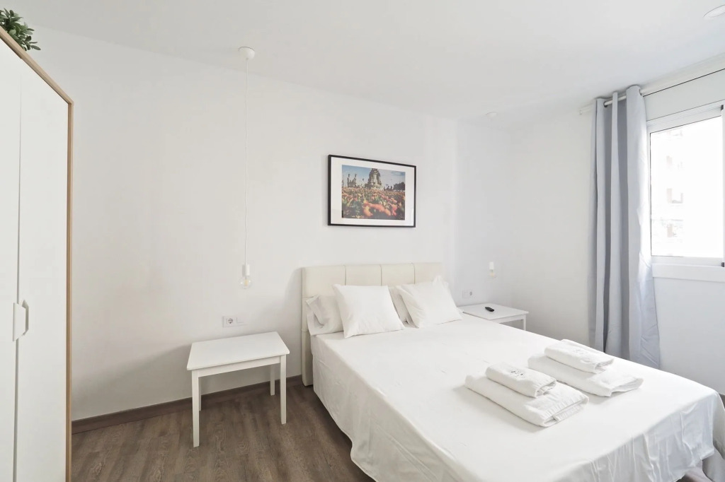 The White Flats Les Corts